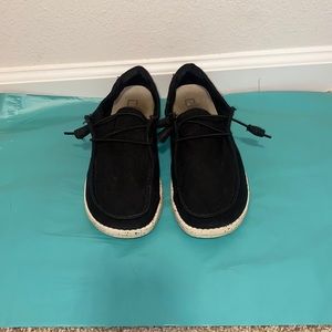 Women’s size 8 hey dudes